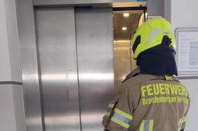 Feuerwehrmann am Aufzug