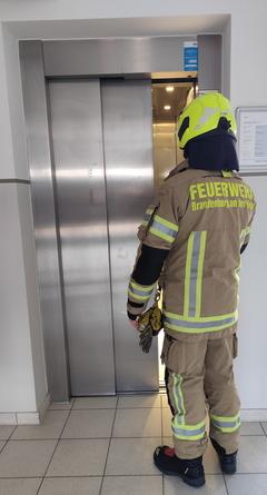 Feuerwehrmann am Aufzug