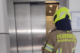Feuerwehrmann am Aufzug