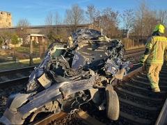 Demolierter PKW auf Schiene