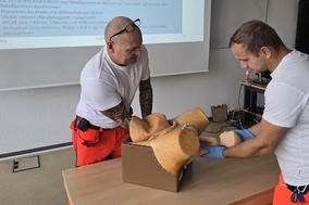 Zwei Rettungskräfte üben am Geburtsphantom