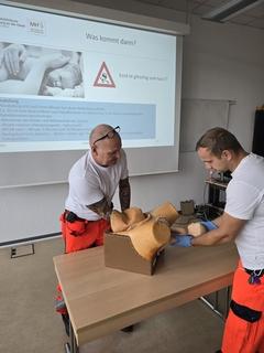 Zwei Rettungskräfte üben am Geburtsphantom