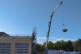 Kran hebt Container