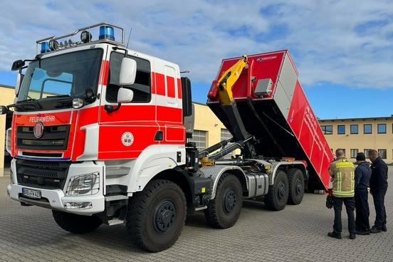 HFS Fahrzeug bei dem der Container gerade abgesattelt wird