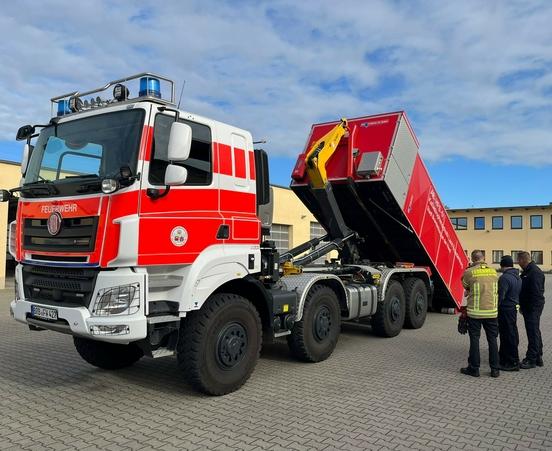 HFS Fahrzeug bei dem der Container gerade abgesattelt wird