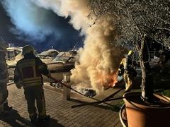 Löscharbeiten mit einer großen Qualmwolke