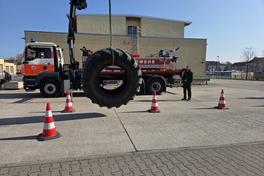 Traktorreifen am Ladekran