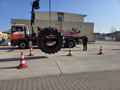 Traktorreifen am Ladekran