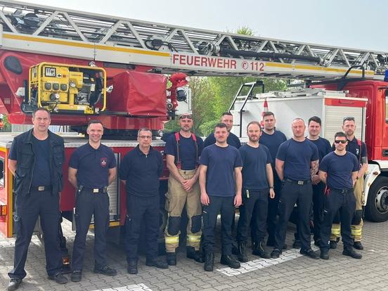 Gruppenbild vor der Drehleiter