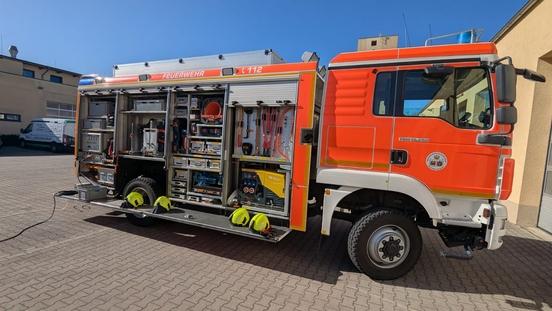 Feuerwehrauto von der Seite und Rollos sind oben, so dass man ins innere des Fahrzeuges blicken kann
