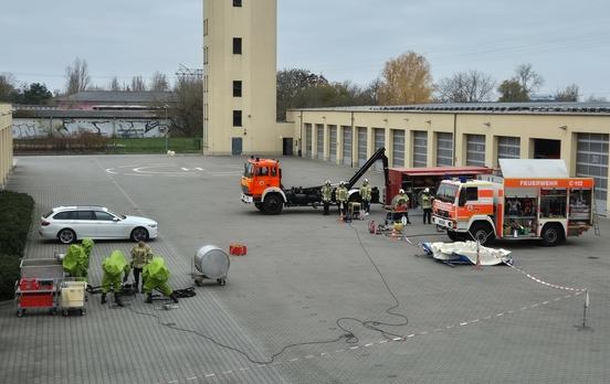 Luftbild der Ausbildung im Innenhof der Feuerwehr