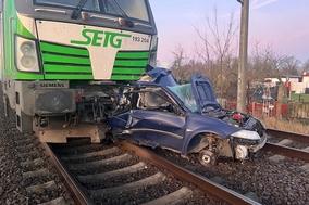 Lok und PKW auf Schiene