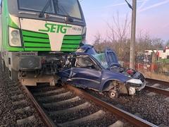 Lok und PKW auf Schiene