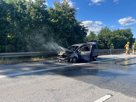 ausgebrannter PKW auf Autobahn