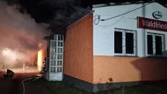 Flammen schlagen aus einem Haus und Rauch kommt raus.