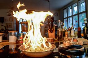 Auf einem Herd steht ein Bratpfanne in Flammen