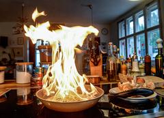 Auf einem Herd steht ein Bratpfanne in Flammen
