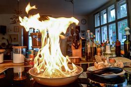 Auf einem Herd steht ein Bratpfanne in Flammen