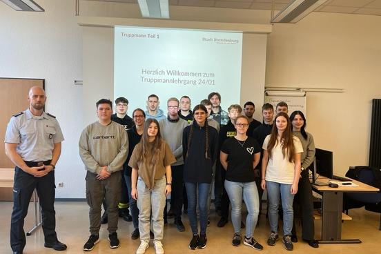 Gruppenfoto mit den Lehrgangsteilnehmern
