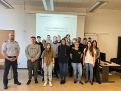 Gruppenfoto mit den Lehrgangsteilnehmern