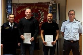 Collage der Männer mit ihren Urkunden