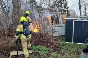 2 Feuerwehrmänner löschen einen Brand