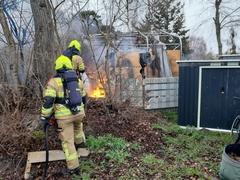 2 Feuerwehrmänner löschen einen Brand