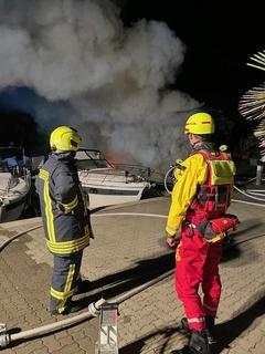 Feuerwehrmann und ein Kollege vom DLR stehen zusammen