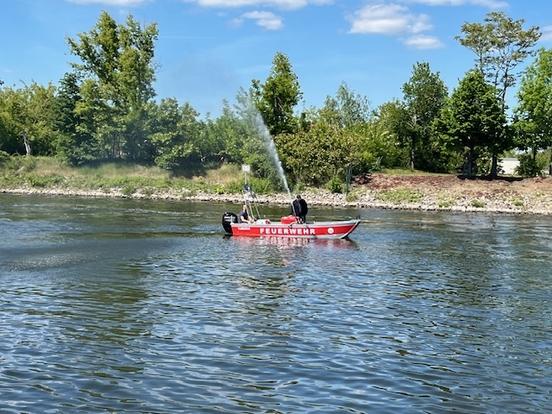 Boot im Einsatz auf dem Wasser