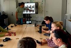 Ausbildung am Funkgerät an einem großen Tisch