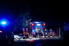 Ein Einsatzfahrzeug steht beleuchtet am Abend an der Einsatzstelle.