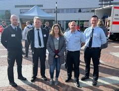 5 Personen der Feuerwehr, darunter eine Frau in der Mitte