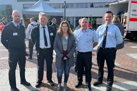 5 Personen der Feuerwehr, darunter eine Frau in der Mitte