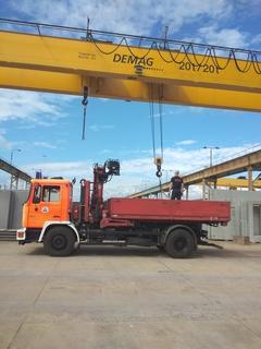 Betonblöcke werden mittels Kran verladen