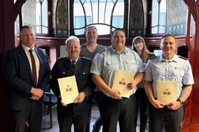 Gruppembild der Beförderten mit Beigeordnetem , Personalrat und Personalabteilung