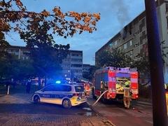 Fahrzeuge der Feuerwehr am Einsatzort