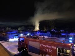Löschfahrzeug im Dunkeln