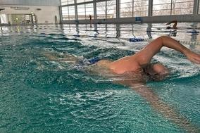 Feuerwehrmann beim Schwimmen