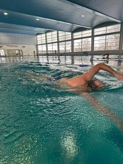 Feuerwehrmann beim Schwimmen