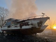 Boot an Land qualmend mit Sonnenaufgang