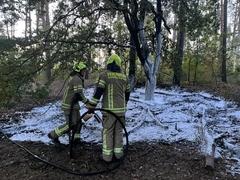 Feuerwehrmänner beim Löschen mit Schaum