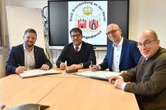 Der Oberbürgermeister zusammen mit Vertretern der Hilfsorganisationen