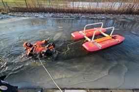Mann im Überlebensanzug im Feuerlöschteich