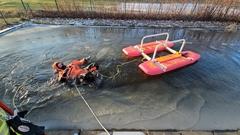Mann im Überlebensanzug im Feuerlöschteich