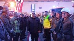 Feuerwehrmänner stehen Spalier