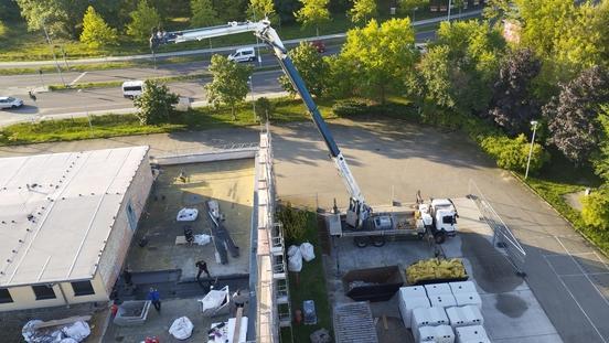 Feuerwehr von oben. Bauarbeiter richten Baustelle ein