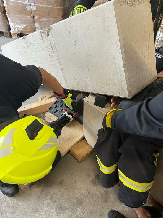 Nahaufnahme zweier Betonblöcke mit eingeklemmter Puppe