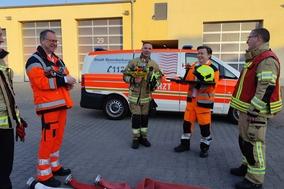 Mitarbeiter vor einem NEF zur Verabschiedung