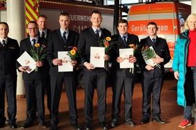 Gruppenbild aller beförderten in der Fahrzeughalle