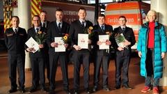 Gruppenbild aller beförderten in der Fahrzeughalle